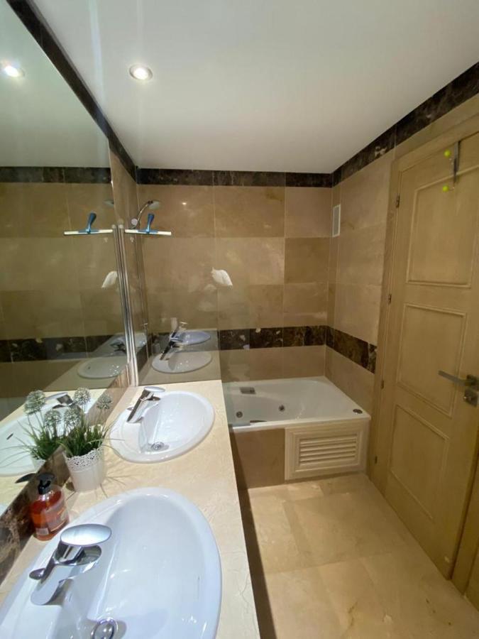 Marina Del Castillo, Duquesa Beachfront Apartment Manilva Eksteriør bilde